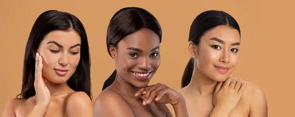 Concepto Facial Spa Hermosas Mujeres Jóvenes Multiétnicas Que Tocan Piel —  Fotos de Stock
