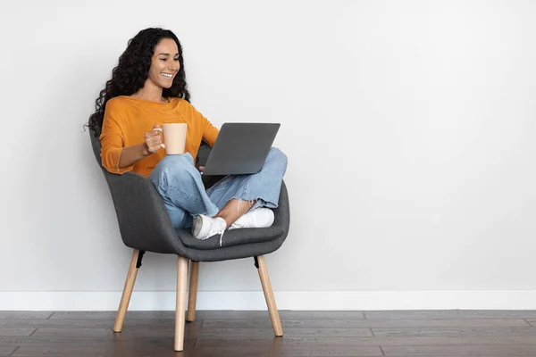 Mulher Bonita Alegre Usando Laptop Casa Senhora Sentada Cadeira Braço — Fotografia de Stock