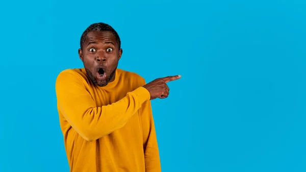 Shocked Middle Aged Black Man Yellow Looking Camera Eyes Mouth — Stock Photo, Image