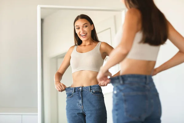 Erfolgreiches Schlankheitskonzept Aufgeregt Fit Kaukasische Dame Trägt Jeans Nach Gewichtsverlust — Stockfoto