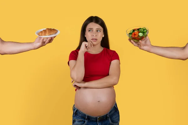 Těžká Volba Pochybné Těhotná Žena Výběr Mezi Salátem Croissant Dvě — Stock fotografie