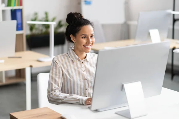 Glad Latinska Affärskvinna Arbetar Med Modern Dator Sin Arbetsplats Kontorsinteriör — Stockfoto