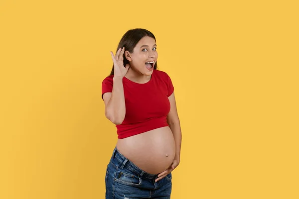 Gossip Concept Zvědavá Mladá Těhotná Žena Drží Ruku Ucha Snaží — Stock fotografie