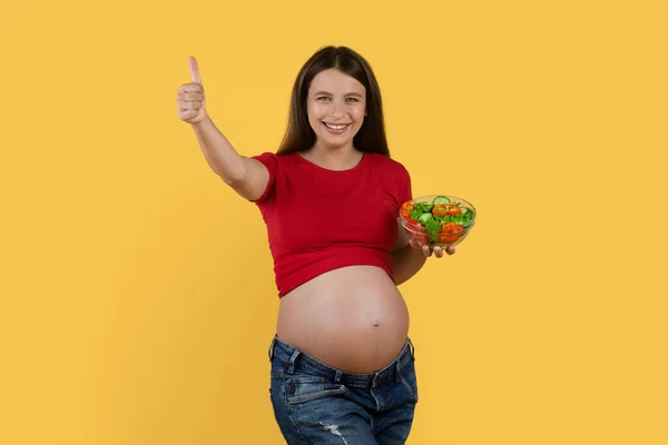 Happy Pregnant Woman Holding Bowl Fresh Vegetable Salad Showing Thumb — Stok Foto