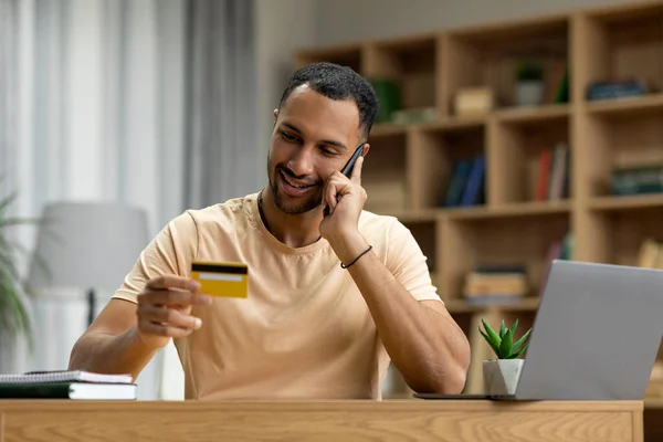Online Vásárlás Boldog Arab Férfi Hitelkártyával Laptoppal Mobilon Beszél Felhívja — Stock Fotó