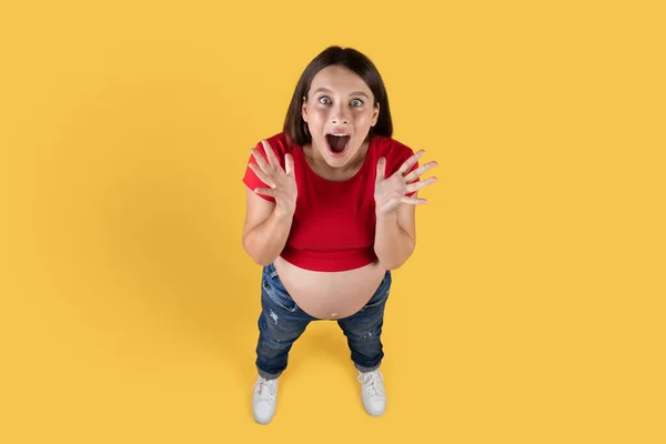 Shot Surprised Young Pregnant Woman Opening Mouth Amazement Joyful Expectant — Stok Foto