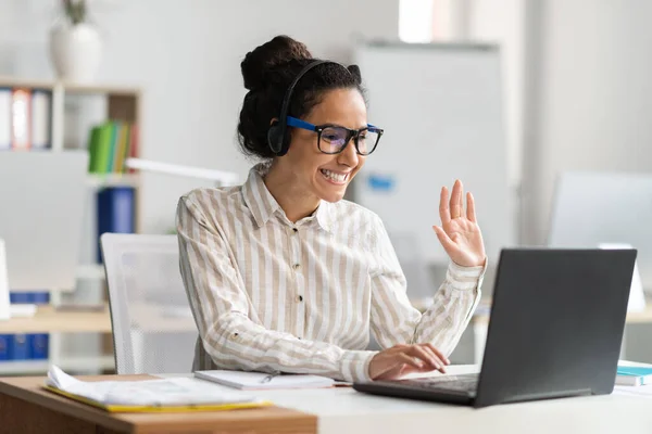 Spännande Kvinnliga Kontorsarbetare Ringer Videosamtal Laptop Pratar Med Datorwebbkamera Och — Stockfoto