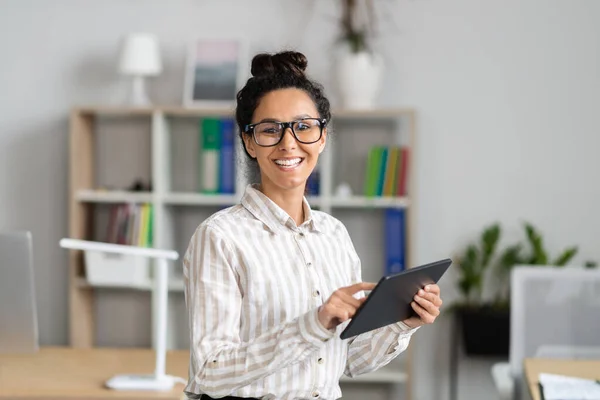 Retrato Una Trabajadora Oficina Feliz Sosteniendo Una Tableta Digital Mirando — Foto de Stock