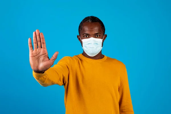 Missnöjd Afrikansk Medelålders Man Med Skyddsmask Coronavirus Håller Handen Stoppskylt — Stockfoto