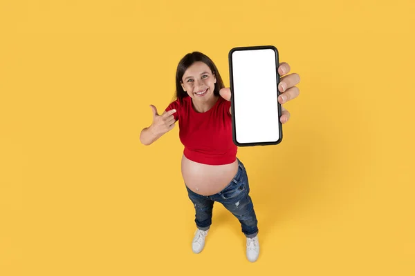 Κοίτα Αυτό Χαρούμενη Έγκυος Γυναίκα Σημαδεύει Στο Κενό Κινητό Τηλέφωνο — Φωτογραφία Αρχείου