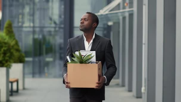 Afskedigelseskoncept Følg Skud Forstyrret Midaldrende Afrikansk Amerikansk Medarbejder Nærheden Kontorbygning – Stock-video
