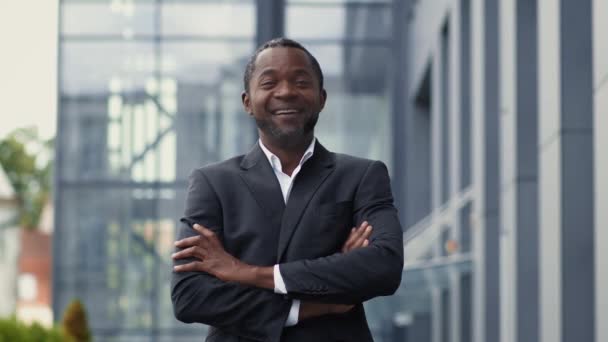 Professionelle Anerkennung Nahaufnahme Porträt Eines Glücklichen Afrikanisch Amerikanischen Geschäftsmannes Mittleren — Stockvideo