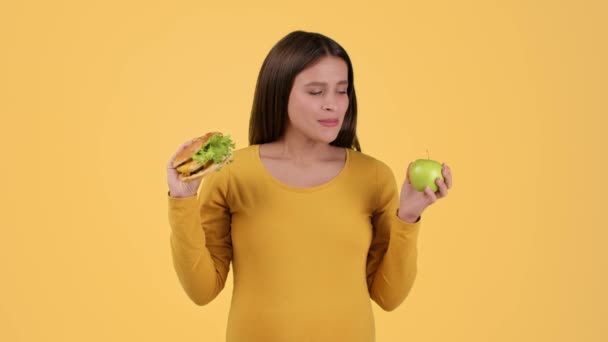 Nutrição Saudável Caprichos Alimentares Jovem Grávida Escolhendo Entre Maçã Fresca — Vídeo de Stock