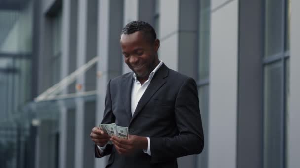Счастливый Африканский Бизнесмен Средних Лет Считая Деньги Положив Карман Костюма — стоковое видео