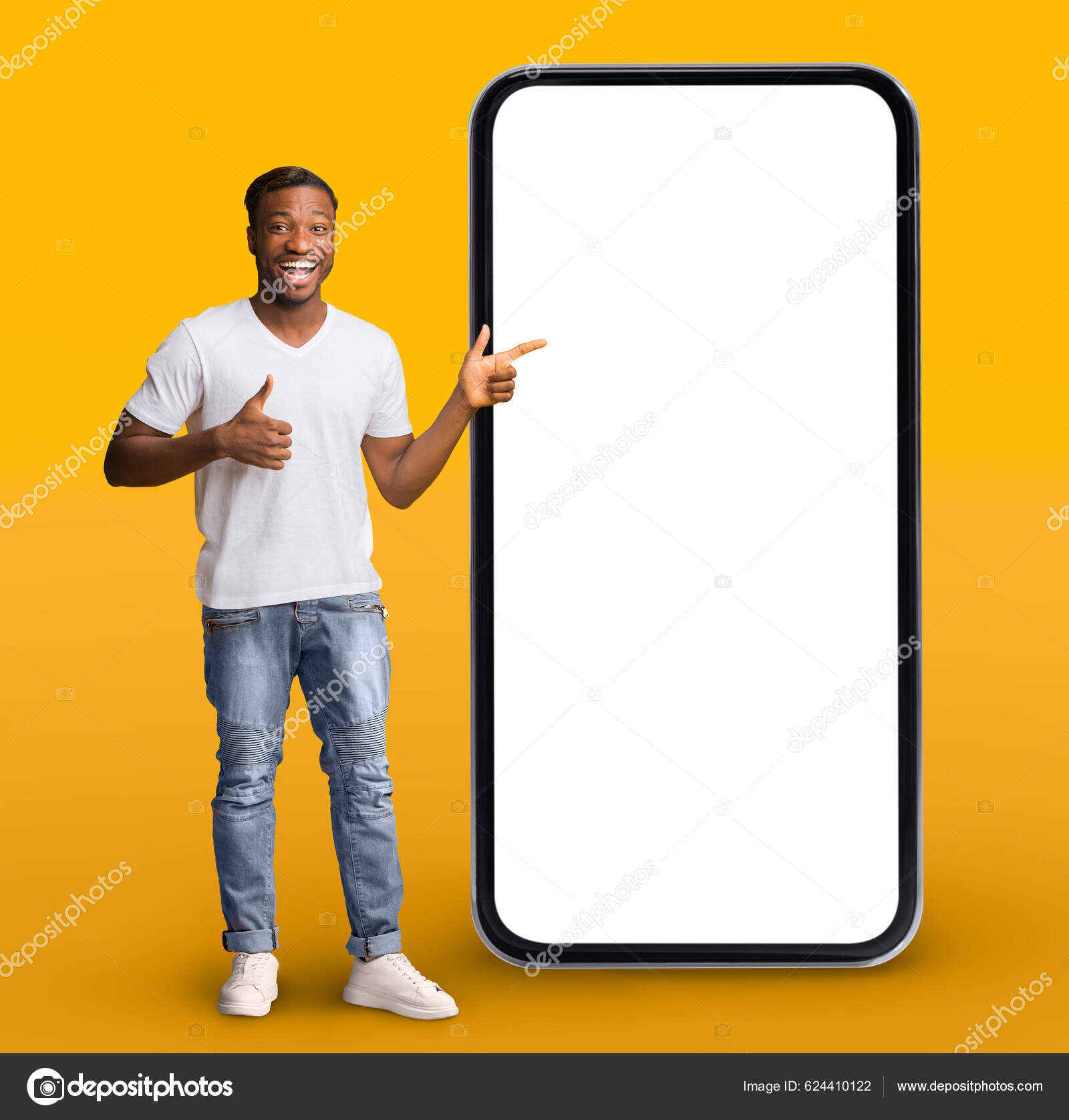 Lugar Para Anuncio Chico Negro Alegre Apuntando Pantalla Grande Del — Foto  de stock #624410122 © Milkos, image size:1600x1678