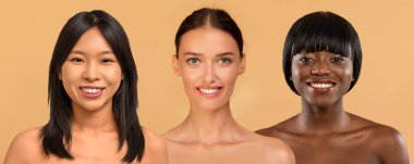 Bej stüdyo arka planında kameraya gülümseyen üç güzel, yarı çıplak genç bayan beyaz gülüşlerini, pürüzsüz ciltlerini, kolajlarını ve afişlerini gösteriyorlar. Spa, sağlık konsepti