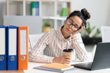 İş yerinde uyuyan yorgun kadın, dizüstü bilgisayarın ve dosyaların yanında dinlenen yorgun kadın, yoğun çalışma gününün sonunda şekerleme yapan, boş alan.