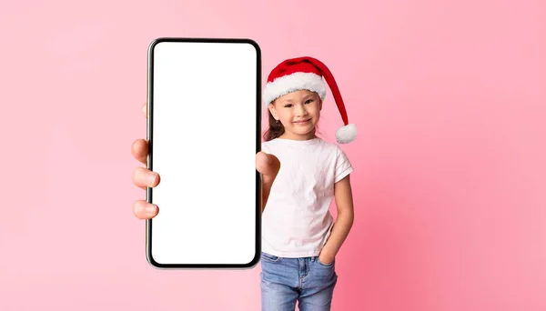 Gelukkig Klein Aziatisch Kind Kerstman Hoed Toont Grote Smartphone Met — Stockfoto
