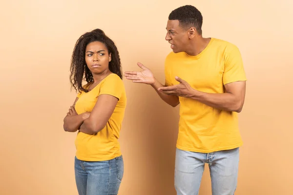 Furious African American Guy Yelling His Innocent Girlfriend Angry Black — Stock Photo, Image
