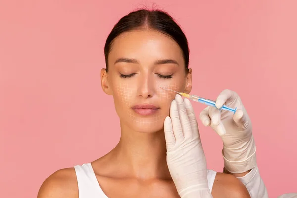 Dokter Beautician Membuat Injeksi Untuk Wanita Muda Cantik Dengan Ditarik — Stok Foto