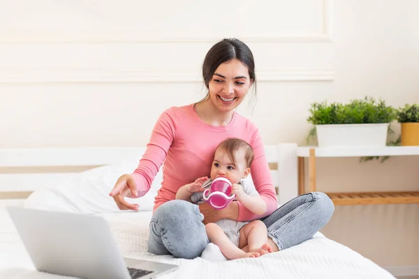 Mamá Joven Sentada Con Bebé Haciendo Videollamadas Través Una Computadora — Foto de Stock