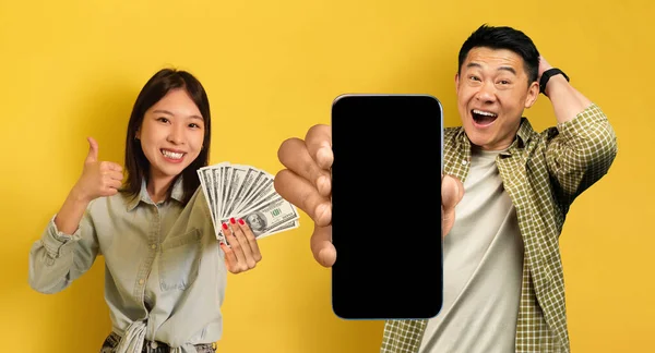 Счастливая Корейская Пара Рекомендует Хорошие Азартные Игры Мобильное Приложение Показывая — стоковое фото