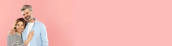 Ευτυχισμένο Μεσήλικας Όμορφο Ζευγάρι Αγκαλιάζει Ροζ Φόντο Στούντιο Χαρούμενα Όμορφη — Φωτογραφία Αρχείου