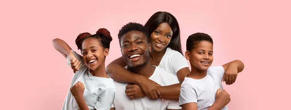 Happy African American Keluarga Mencintai Suami Muda Dan Istri Dan — Stok Foto