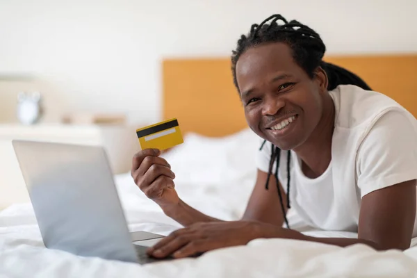 Compras Línea Hombre Negro Sonriente Que Usa Ordenador Portátil Tarjeta —  Fotos de Stock