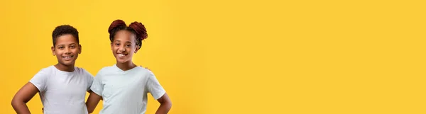 双子の関係 家族の概念 明るい黒男の子弟と彼の可愛いです妹 抱きしめ上の黄色のスタジオの背景 パノラマとともにコピースペース — ストック写真