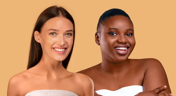 Lázně Wellness Koncept Dvě Krásné Mladé Ženy Africké Americké Baculaté — Stock fotografie