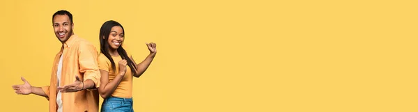 感情的なアフリカ系アメリカ人の若者と女性ジェスチャーや黄色のスタジオの背景で踊ります 愛の黒のカップル祝う成功 広告のためのコピースペースとパノラマ コラージュ — ストック写真