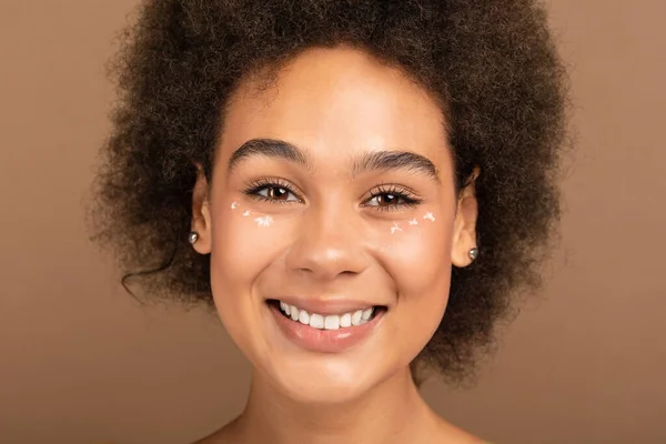 Alegre Señora Rizada Afroamericana Milenaria Con Maquillaje Desnudo Mirando Cámara —  Fotos de Stock