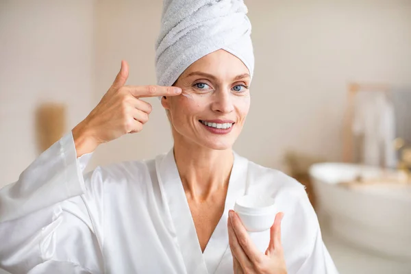 Schönheitsbehandlungen Morgen Aging Kosmetik Glückliche Dame Mittleren Alters Handtuch Die — Stockfoto