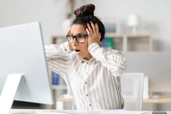 Zakelijk Probleem Geschokte Vrouwelijke Ondernemer Die Kijkt Naar Computer Monitor — Stockfoto