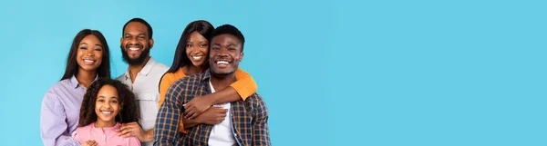 Mutlu Afro Amerikan Aile Babası Anne Kız Sevgili Çift Mavi — Stok fotoğraf
