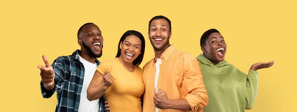 Ομάδα Χαρούμενων Αφροαμερικανών Νέων Που Ποζάρουν Μαζί Στο Κίτρινο Φόντο — Φωτογραφία Αρχείου