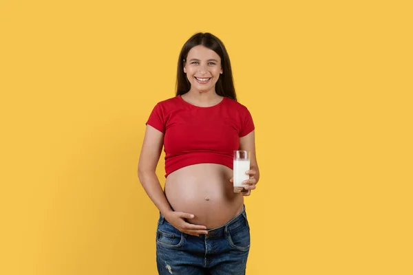 Těhotenské Výživy Šťastná Mladá Těhotná Žena Drží Sklenici Mléka Usmívá — Stock fotografie