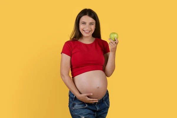 Hermosa Mujer Embarazada Sosteniendo Manzana Verde Sonriendo Cámara Feliz Joven —  Fotos de Stock