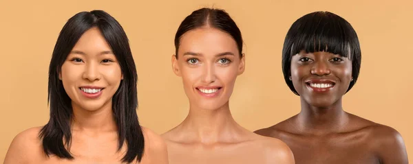 Drie Prachtige Multiculturele Halfnaakte Jonge Dames Glimlachend Naar Camera Beige — Stockfoto