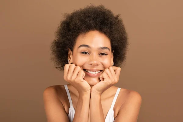 Feliz Muito Millennial Afro Americano Encaracolado Senhora Top Branco Olhando — Fotografia de Stock
