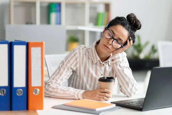 Empleada Cansada Durmiendo Trabajo Mujer Agotada Descansando Escritorio Cerca Computadora —  Fotos de Stock