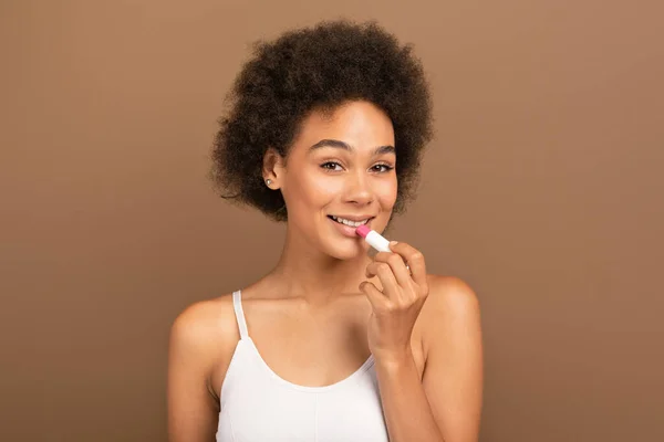 Χαμογελαστή Νεαρή Αφροαμερικανή Σγουρή Γυναίκα Λευκό Top Απλώστε Ενυδατικό Κραγιόν — Φωτογραφία Αρχείου