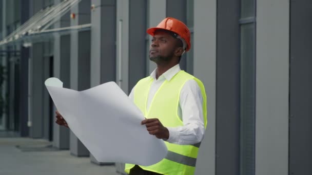 Professionel Afrikansk Mand Arkitekt Iført Beskyttende Hjelm Vest Studere Blueprint – Stock-video