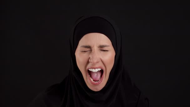 Duygusal Çöküntü Geleneksel Tesettürlü Öfkeli Müslüman Kadın Portresi Kameraya Bağırıyor — Stok video