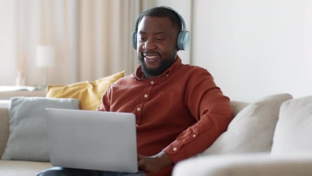 Comfort Van Freelance Gelukkig Afrikaans Amerikaanse Man Dragen Draadloze Headset — Stockvideo