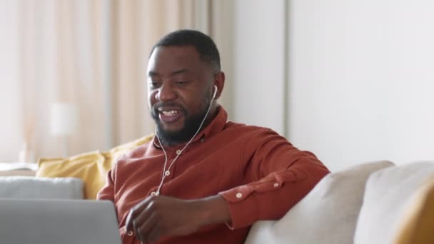 Online Communicatie Jong Positief Afrikaans Amerikaans Guy Video Chatten Met — Stockvideo