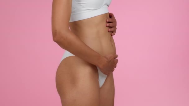 Začátek Těhotenství Mladá Nepoznatelná Těhotná Žena Spodním Prádle Hladí Své — Stock video