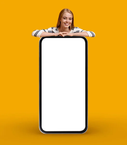 App Fixe Sorrindo Jovem Mulher Inclinada Para Grande Smartphone Com — Fotografia de Stock