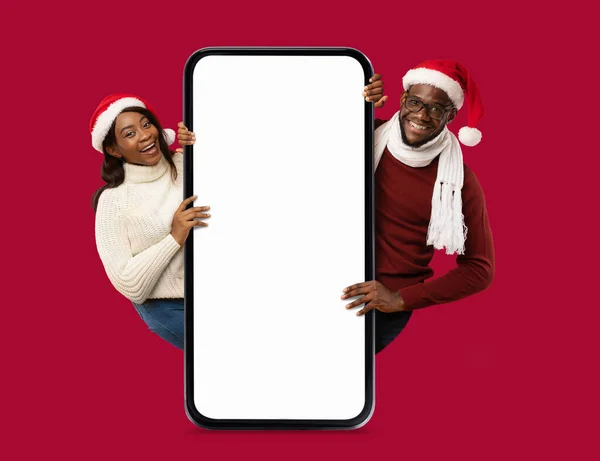 Ευτυχισμένο Μαύρο Ζευγάρι Ενηλίκων Καπέλα Santa Claus Μεγάλο Smartphone Λευκή — Φωτογραφία Αρχείου